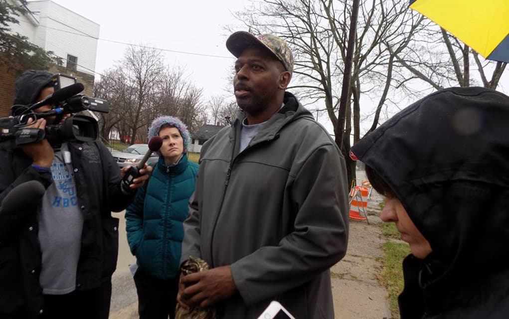 Featured image for Contractor Denounces Decision to End Free Bottled Water Program in Flint, MI