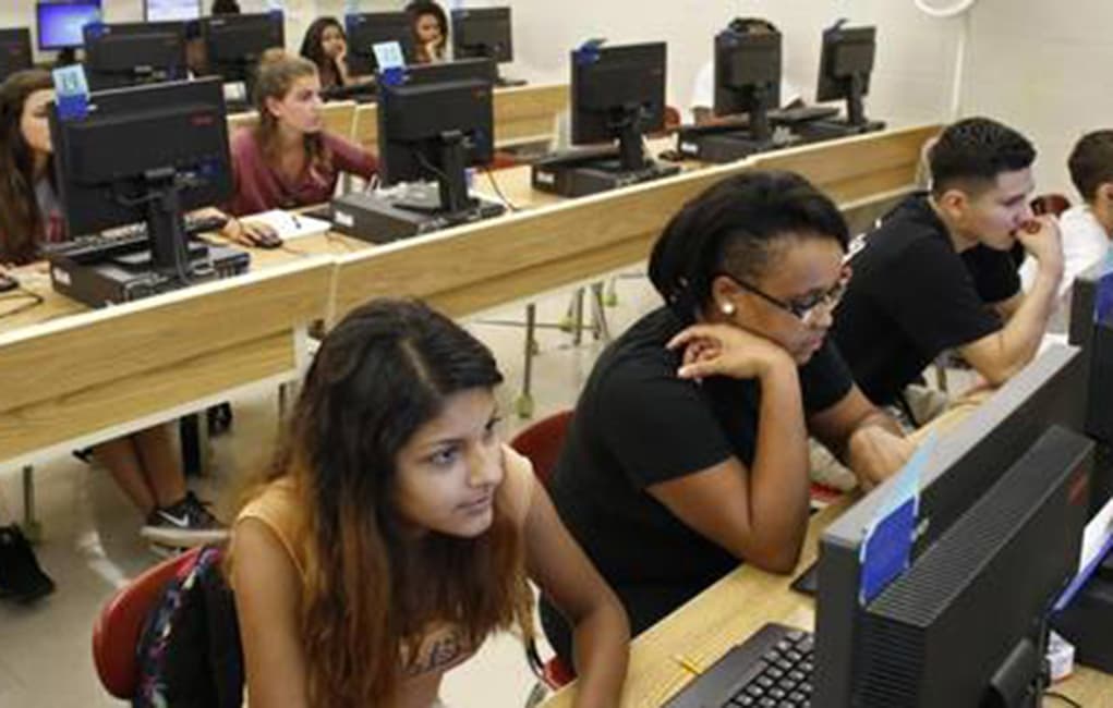 Featured image for UNC Students are Learning in Professor’s New Virtual Reality Classroom During Pandemic