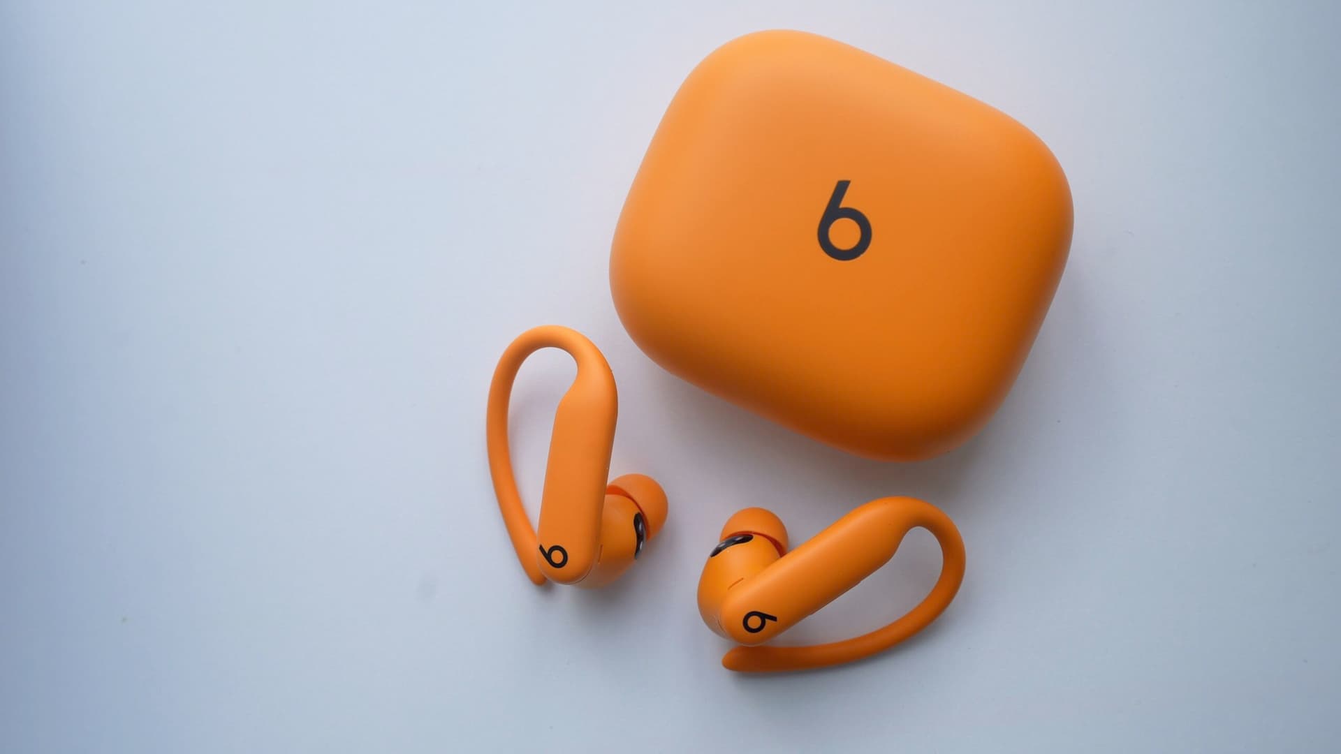 Featured image for Powerbeats Pro 2 Review: Next-Gen Sound, Fitness &#038; Battery Life