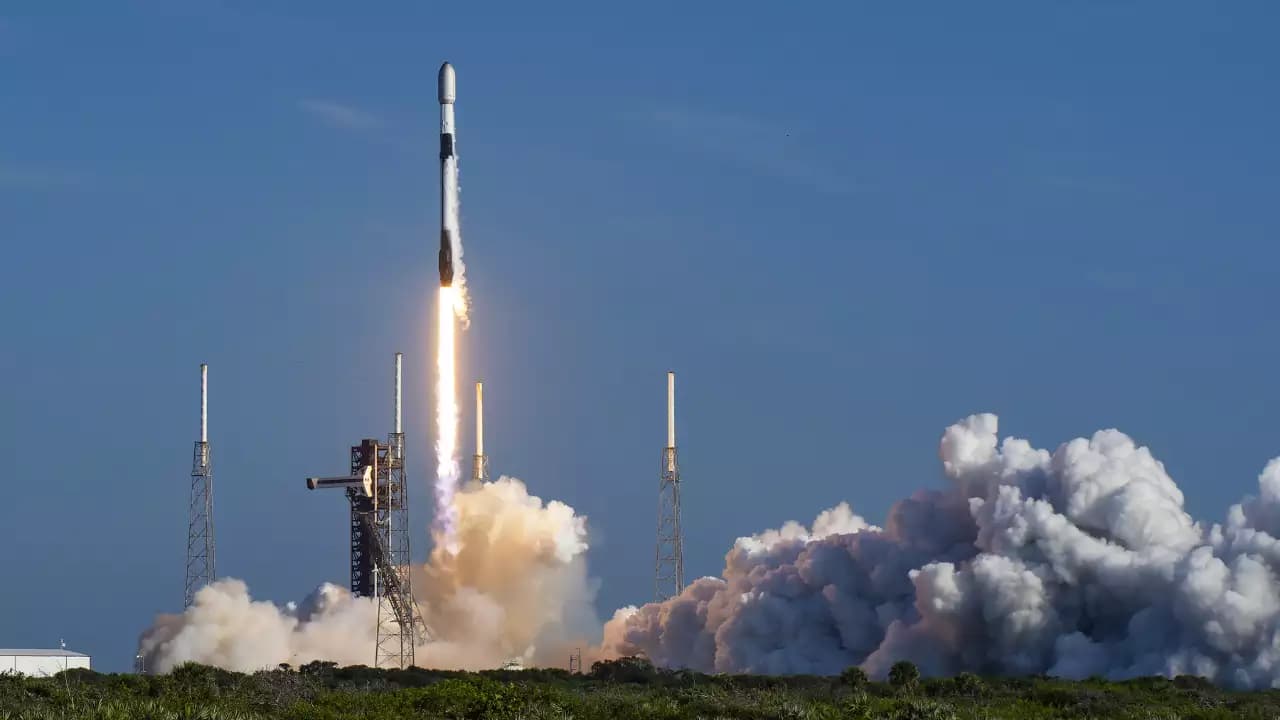 Featured image for SpaceX Falcon 9 Launches 21 Starlink Satellites into Orbit