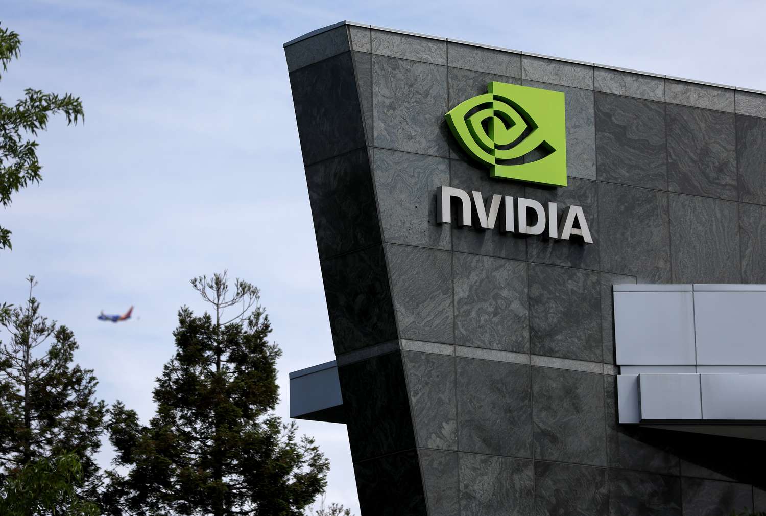 Featured image for Nvidia-Backed CoreWave Downsizes US IPO: A Test For The AI Market Confidence 