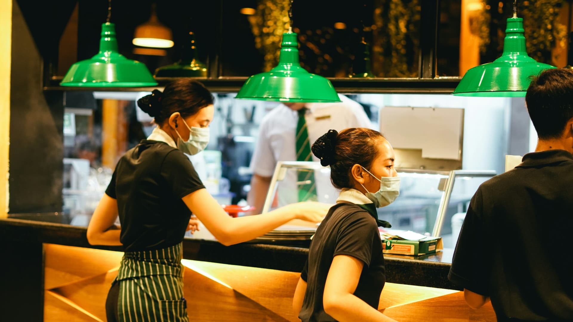 Featured image for How an LMS Can Help Restaurants Train Staff Faster &#038; Improve Customer Service
