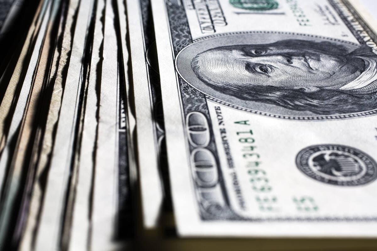 Featured image for US Dollar Index Falls to 98.30 Amid US-China Trade War Escalation