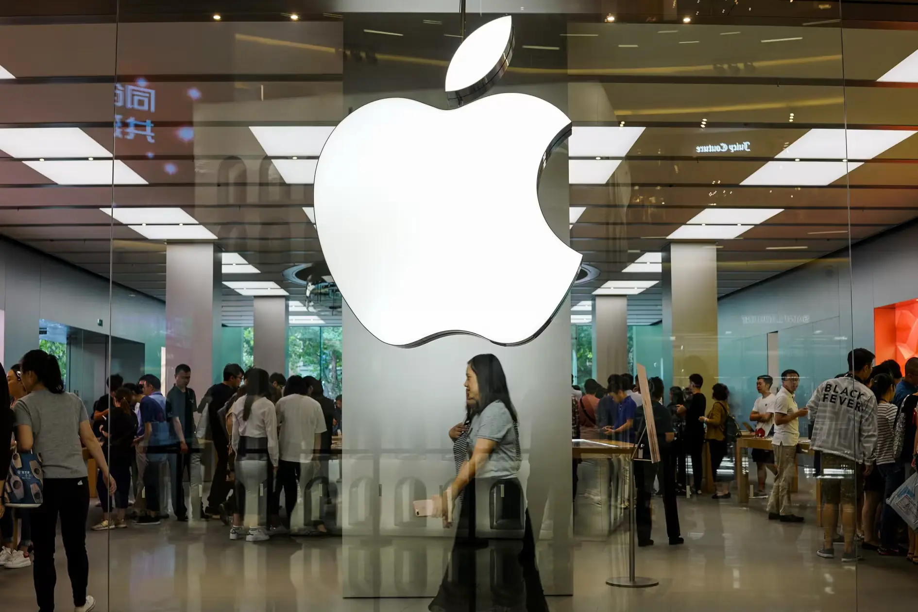 Featured image for Apple Stock Price Target Lowered by J.P. Morgan to $230 Amid Growth Concerns