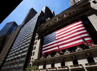 Global Markets Crash as U.S. Economy Slows & Tariff Fears Rise U.S. Economy