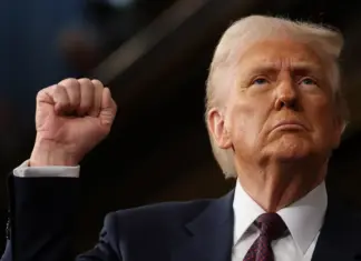 Trump’s Secret Reading Aid Revealed: What Experts Notices Trump's Secret Reading Aid Revealed