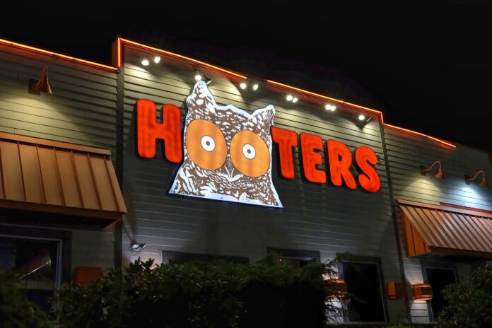 hooters Restaurants closing in usa
